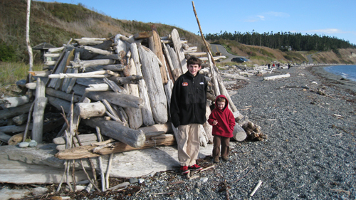 One of many driftwood huts along the beach